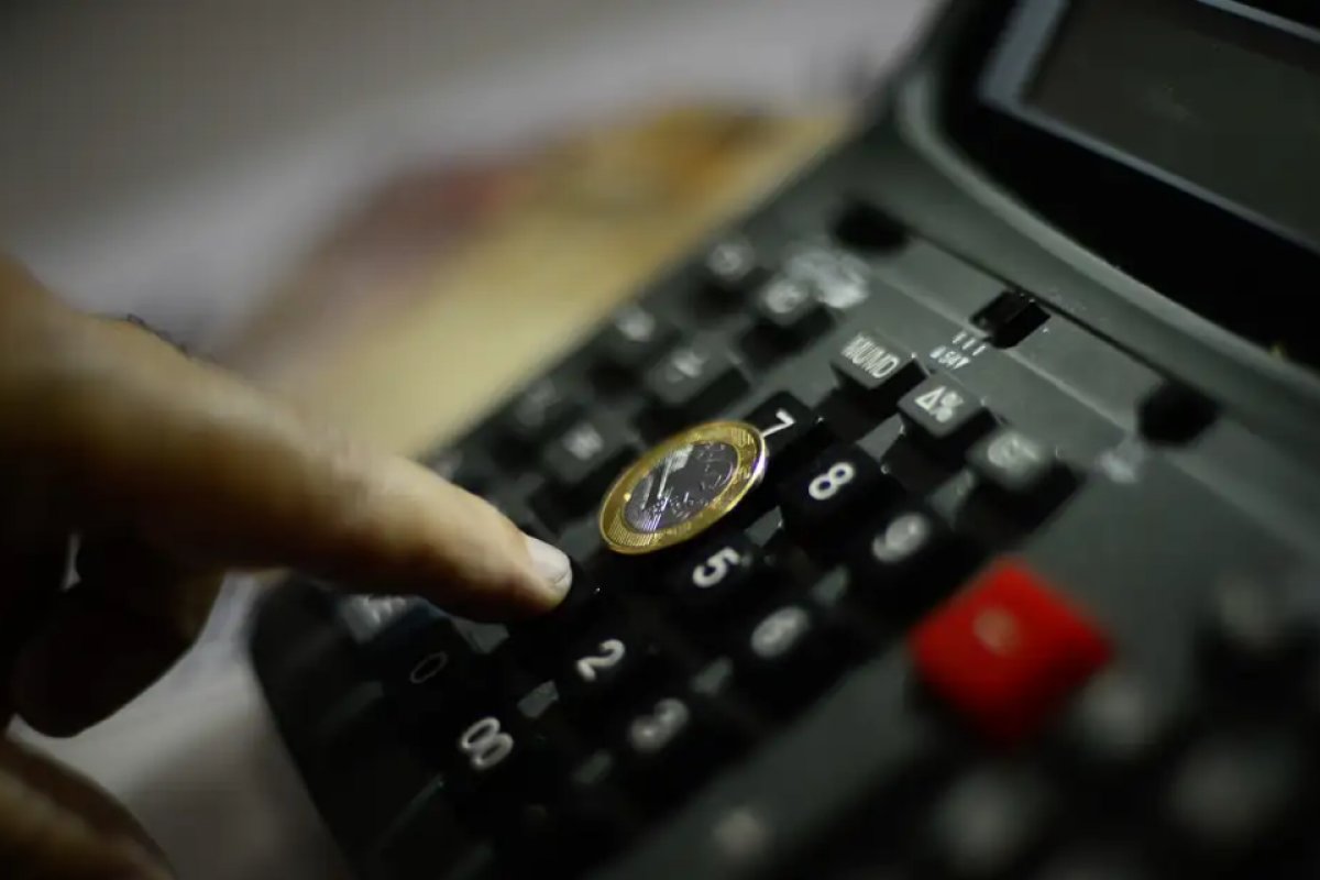 Aposta em alta nos juros no Brasil continua apesar de corte nos EUA