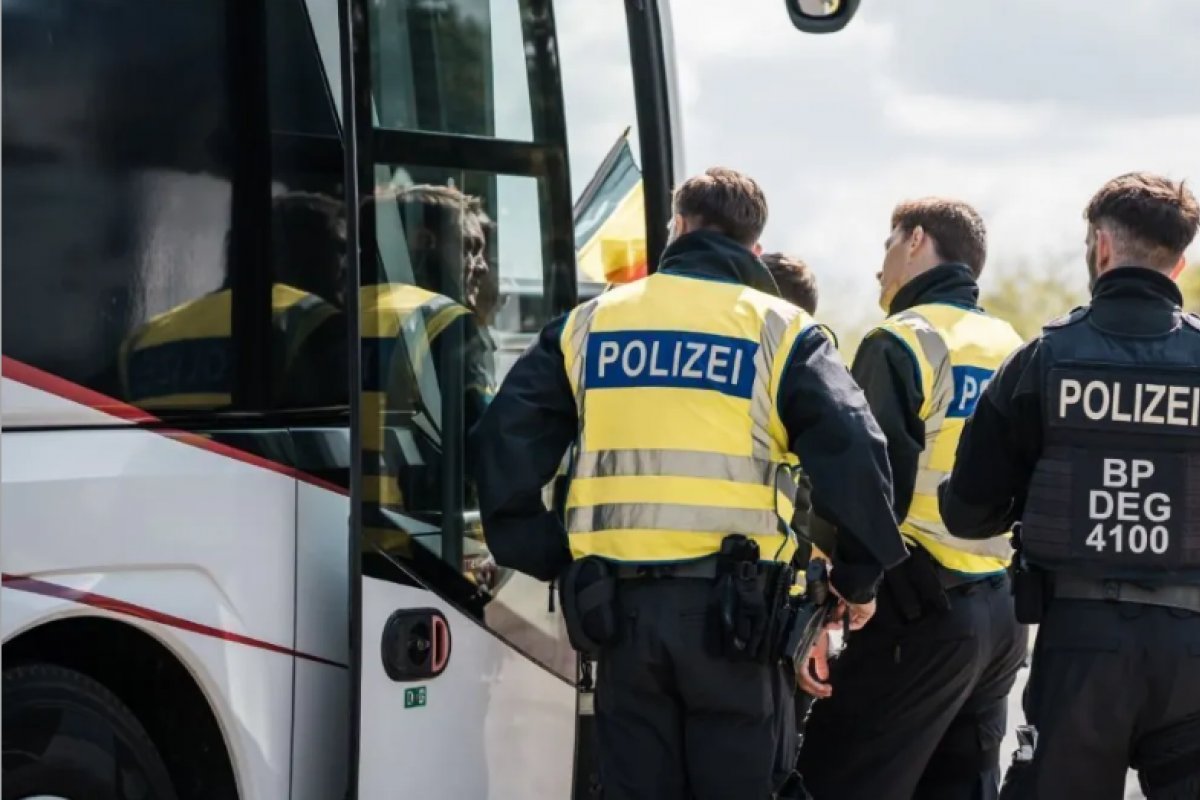 Jovem de 15 anos suspeito de matar três pessoas em ataque com faca em festival alemão é preso