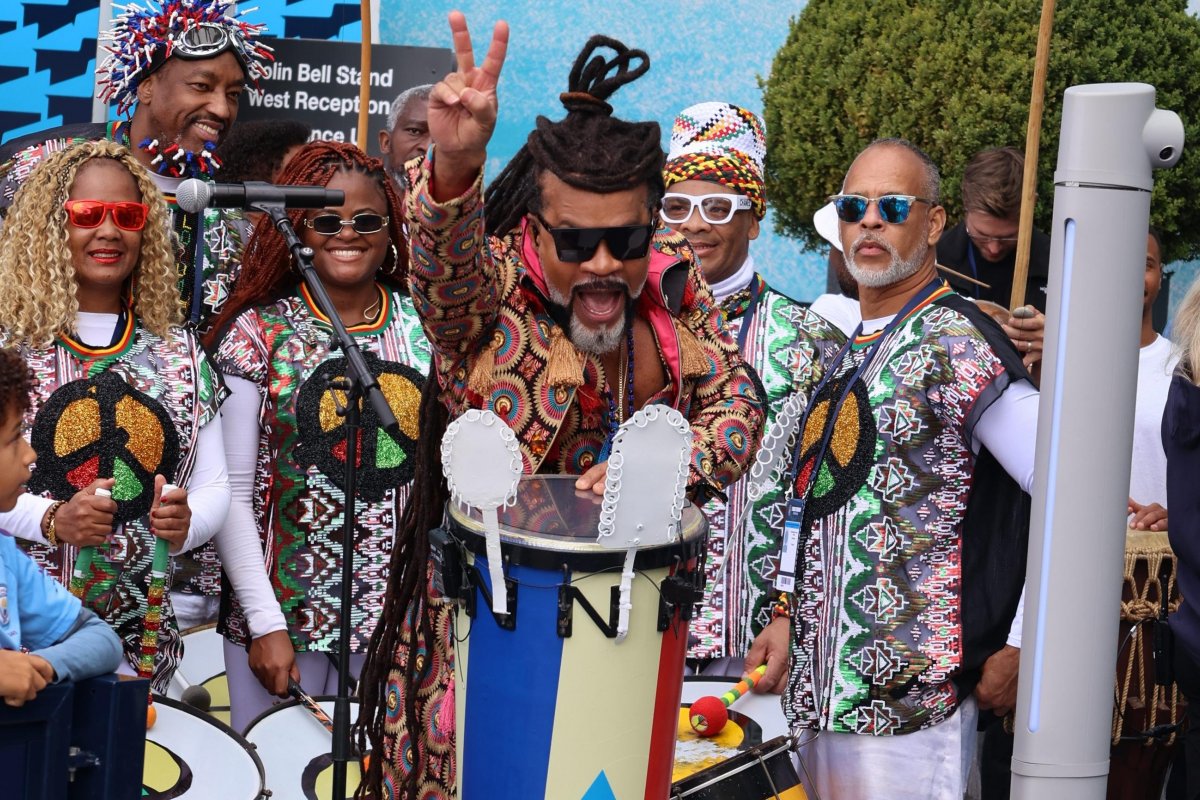 Carlinhos Brown comanda a festa na abertura da temporada do Manchester City, na Inglaterra!