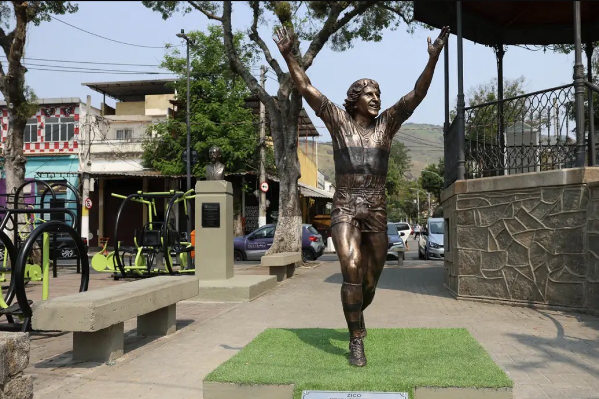 Zico ganha estátua em Quintino, bairro onde nasceu e foi criado