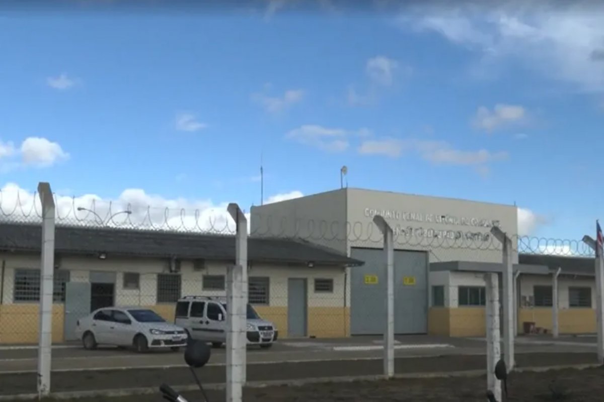 Líder de facção criminosa é flagrado com drogas e celulares em cela de presídio em Vitória da Conquista