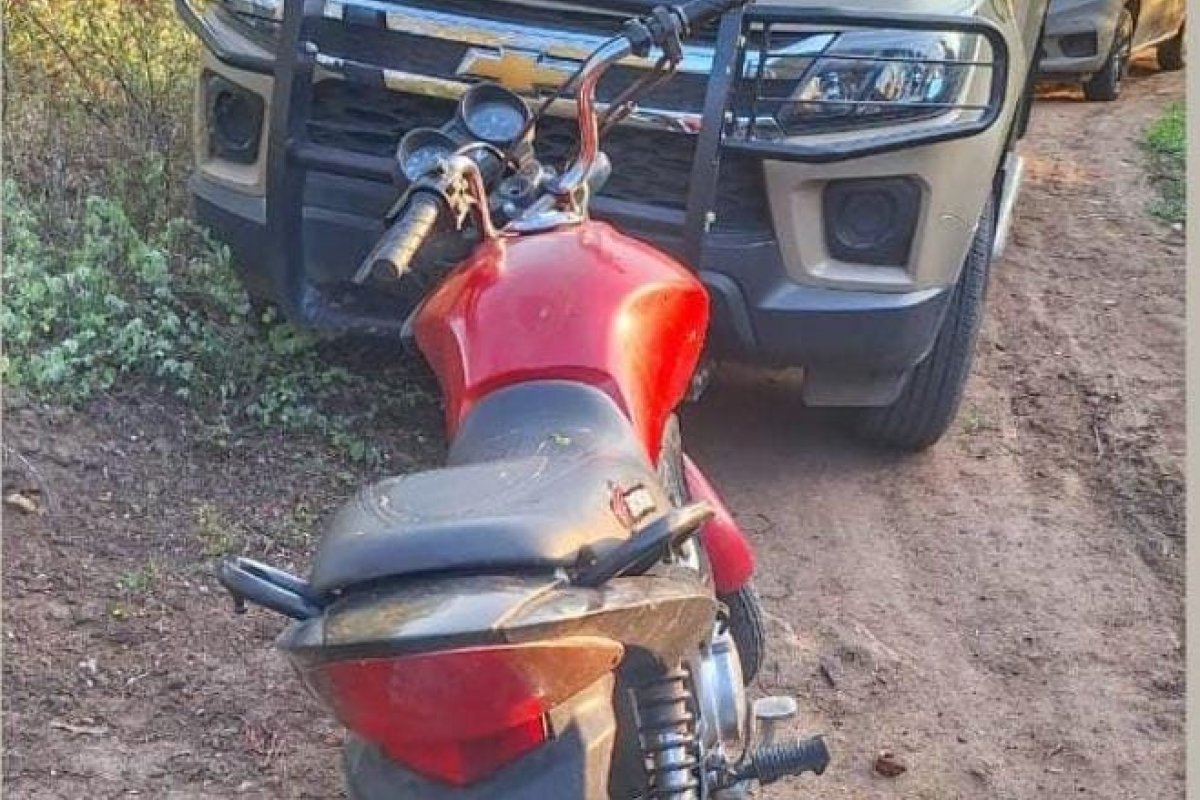 Motocicleta roubada é encontrada por militares em área de mata em Jequié