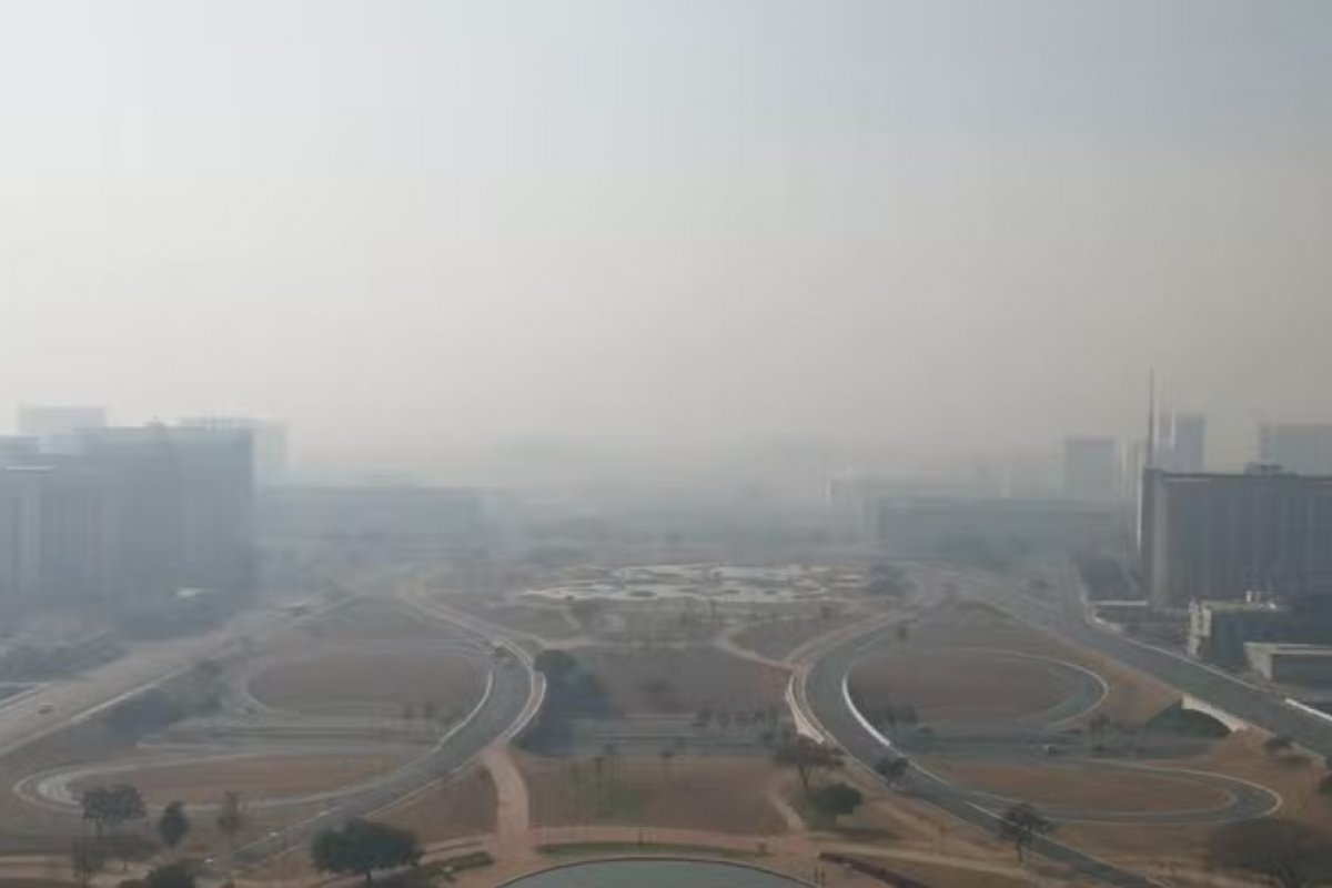 Municípios pelo país amanhecem com céu encoberto por fumaça