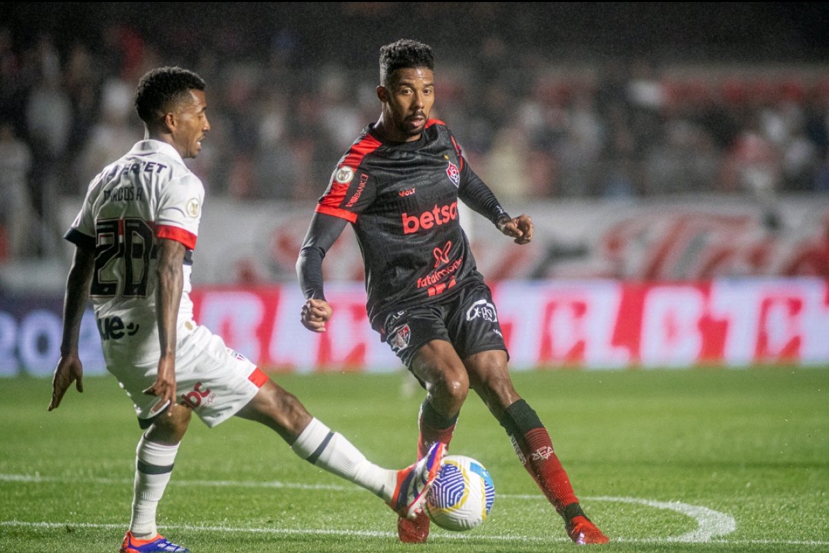 Vitória perde para o São Paulo com dois golaços e segue na zona de rebaixamento