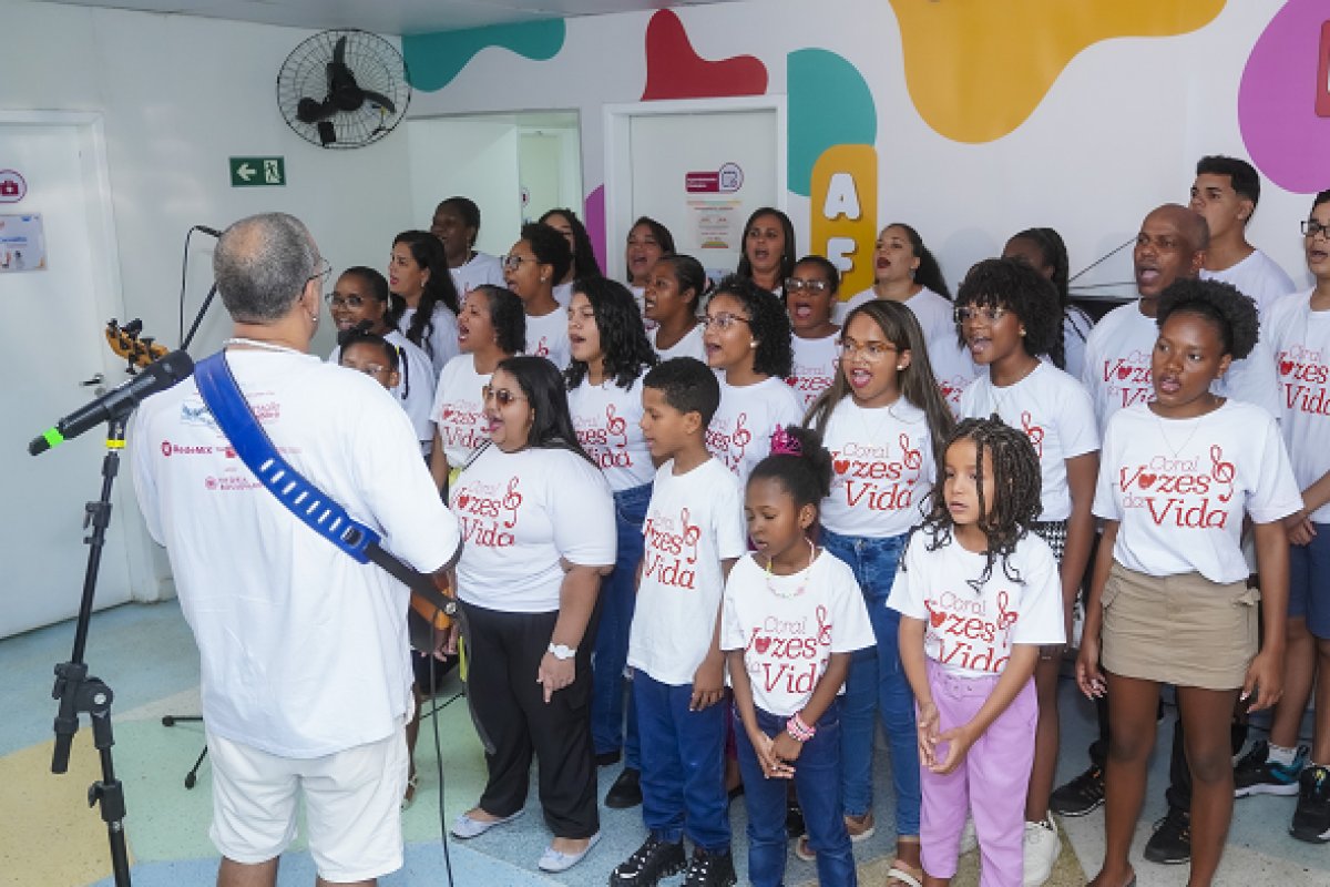 Coral Vozes da Vida faz apresentação especial para as crianças do GACC com participação do cantor Gerônimo!
