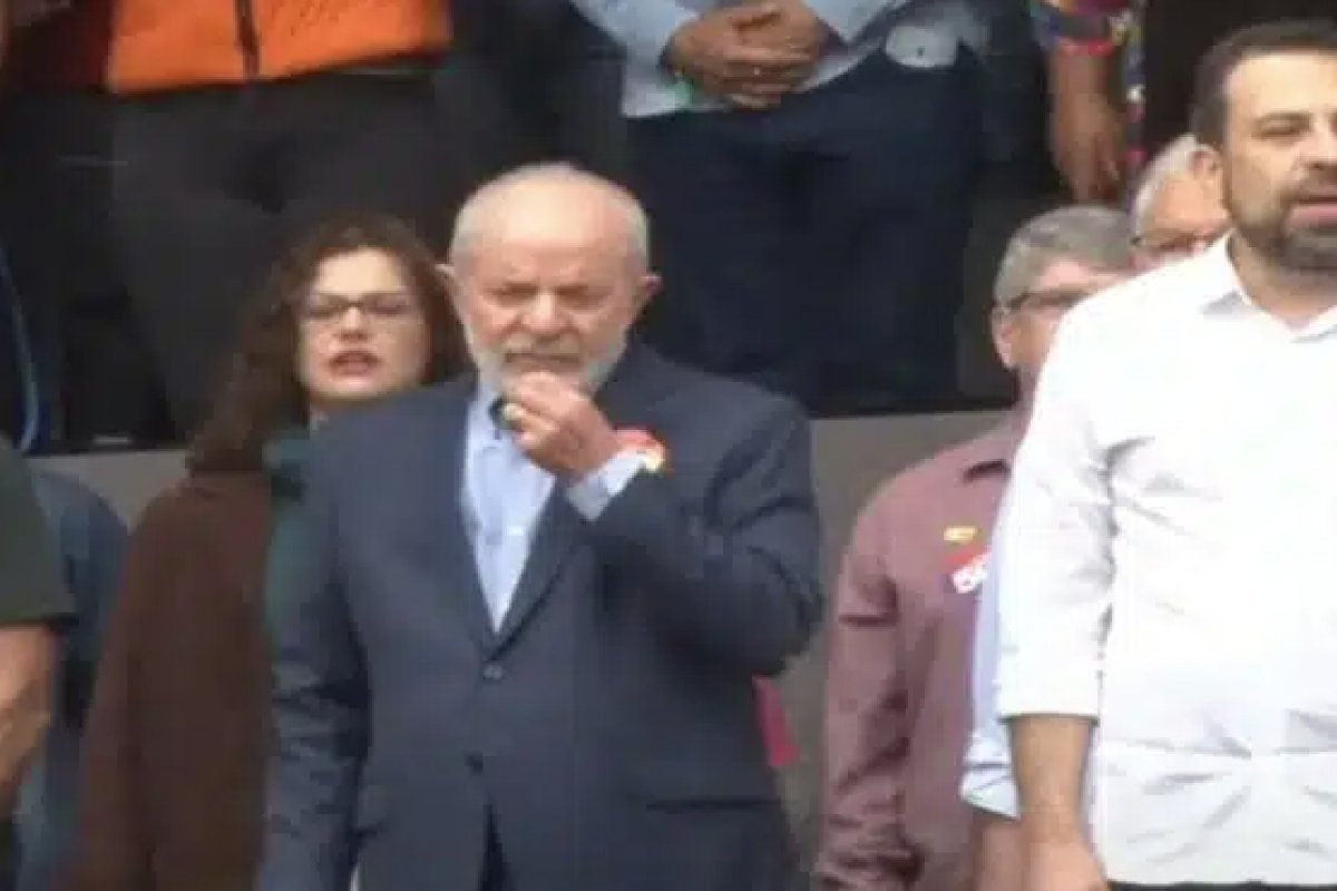 Vídeo: Boulos remove vídeo de hino nacional cantado em linguagem neutra após polêmica