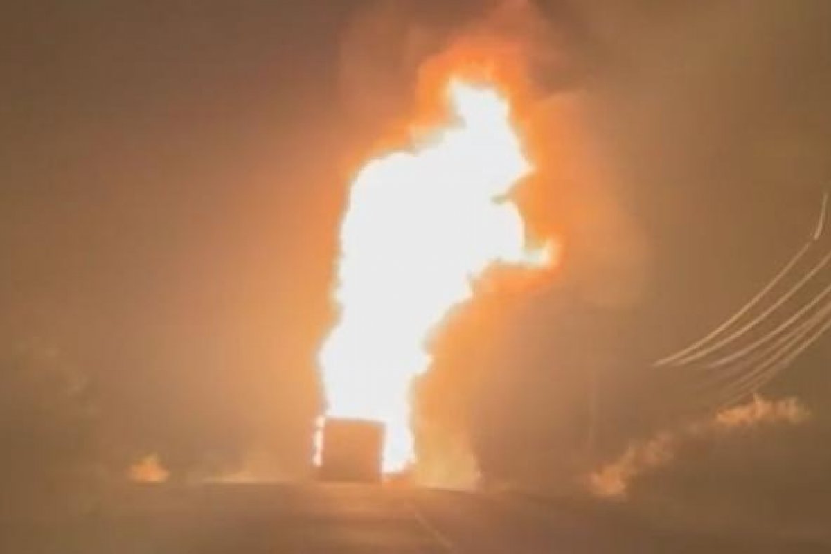 Carreta que transportava botijões de gás na Bahia pega fogo; motorista consegue pular do veículo antes dele explodir