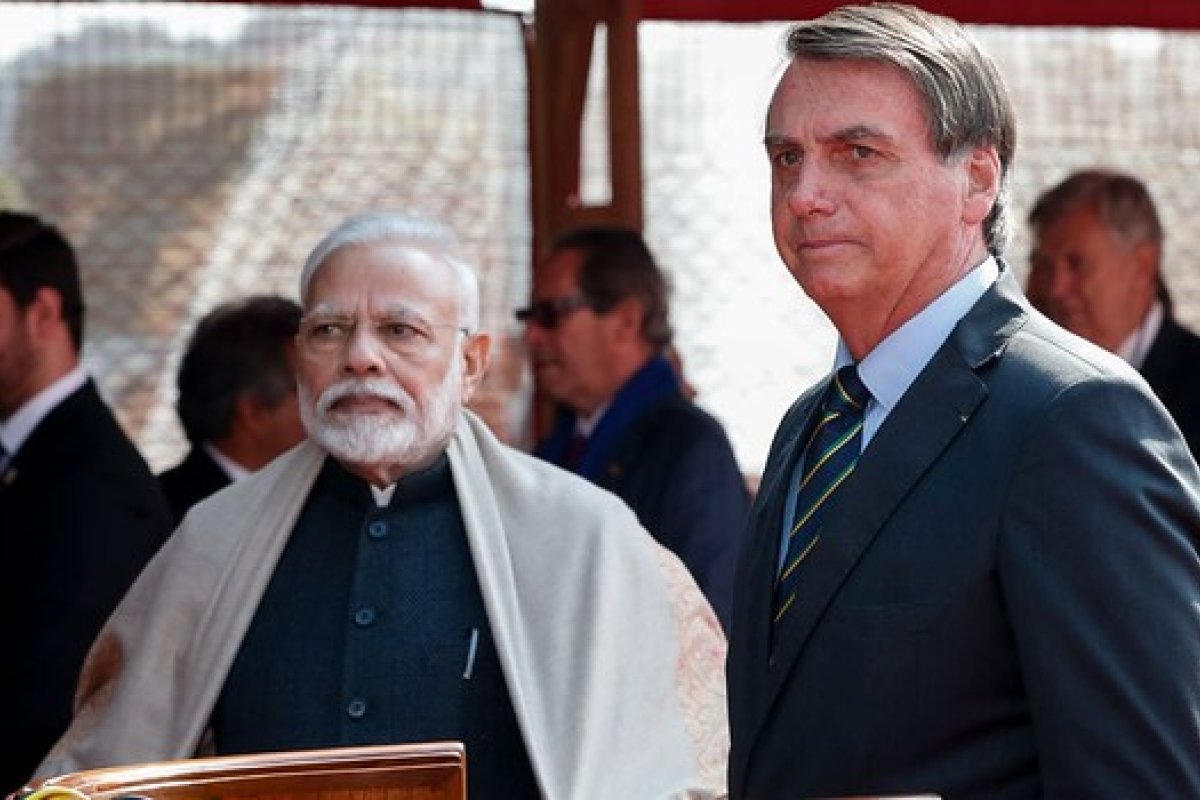 Viagem de ministro interino em avião da FAB irrita Bolsonaro durante passagem pela Índia