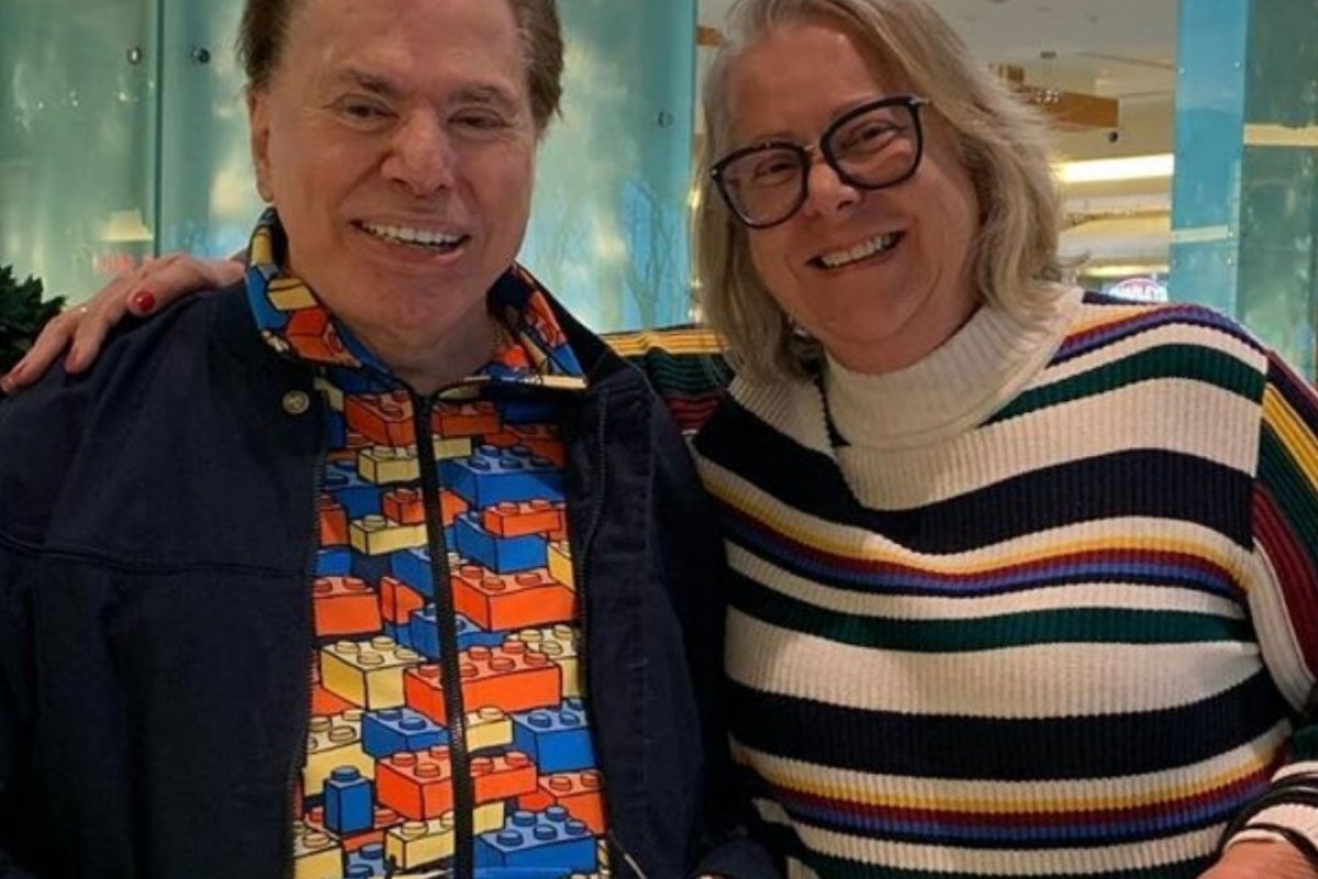 Silvio Santos circula em Orlando com pijama de lego