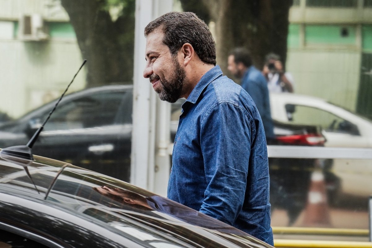 “Absurdo”, diz Boulos sobre hino em linguagem neutra na campanha