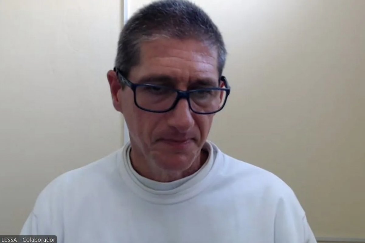 Ronnie Lessa diz que delegado lhe causou náusea ao abraçar mãe de Marielle