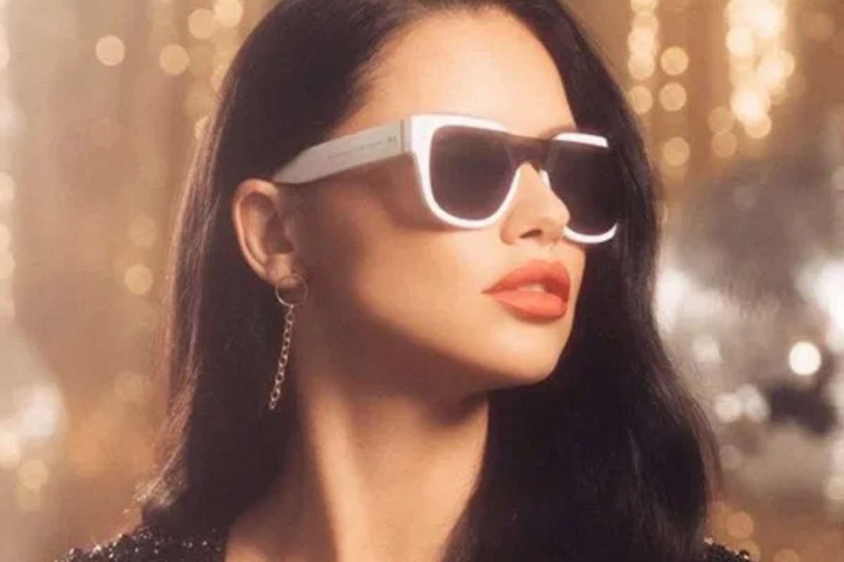 Top baiana Adriana Lima lança coleção de óculos escuros