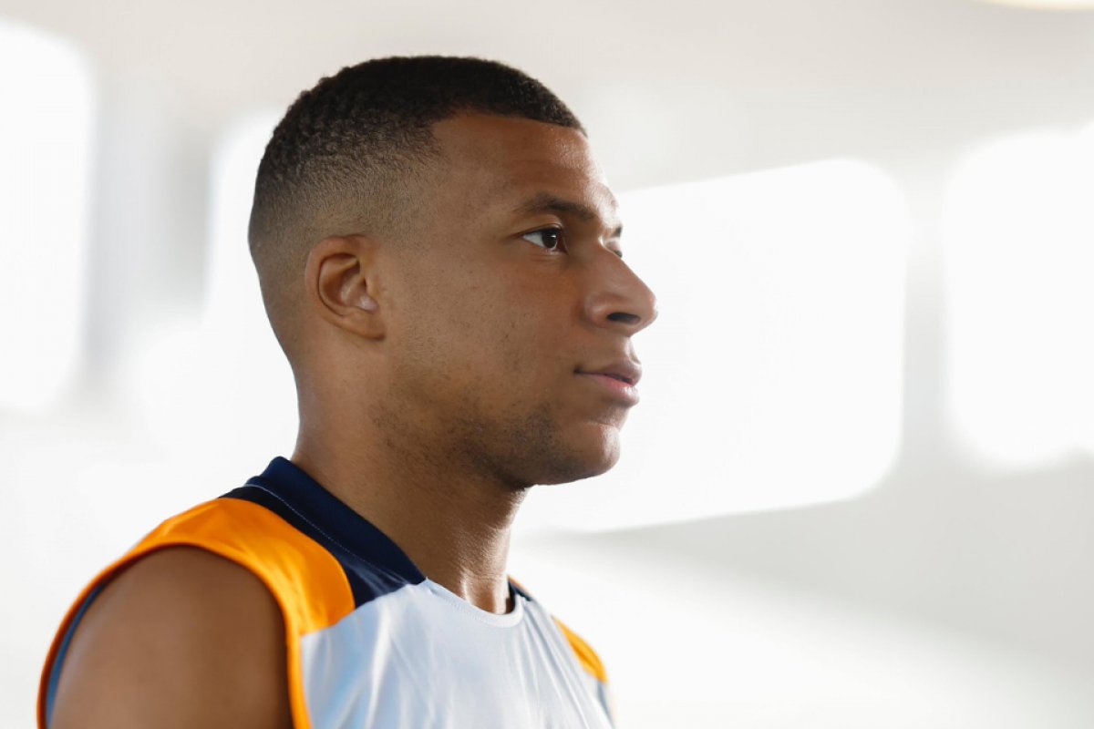 Mbappé tem conta hackeada com elogios a CR7 e críticas ao 'anão' Messi