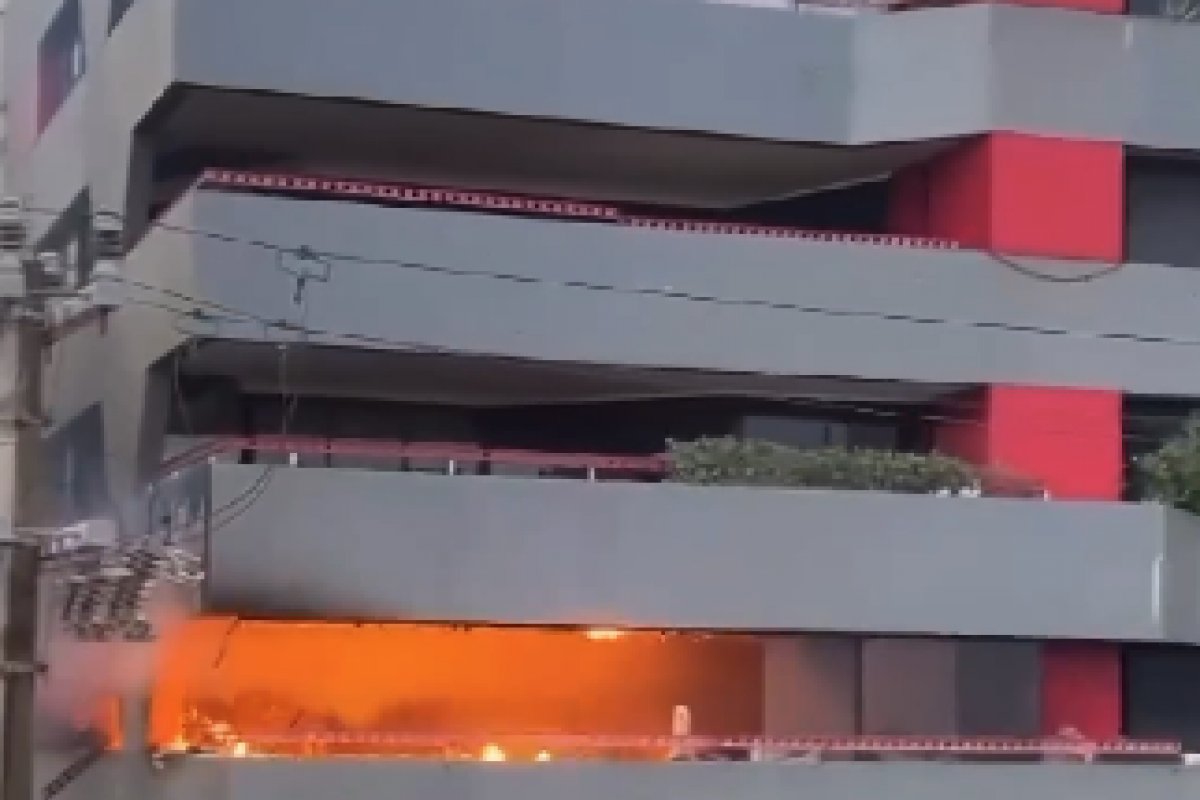 Incêndio atinge prédio residencial no Rio Vermelho