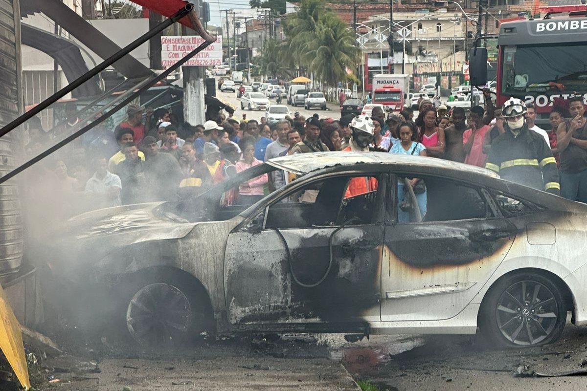Homem morre carbonizado após bater carro durante perseguição policial na Ilha de Itaparica