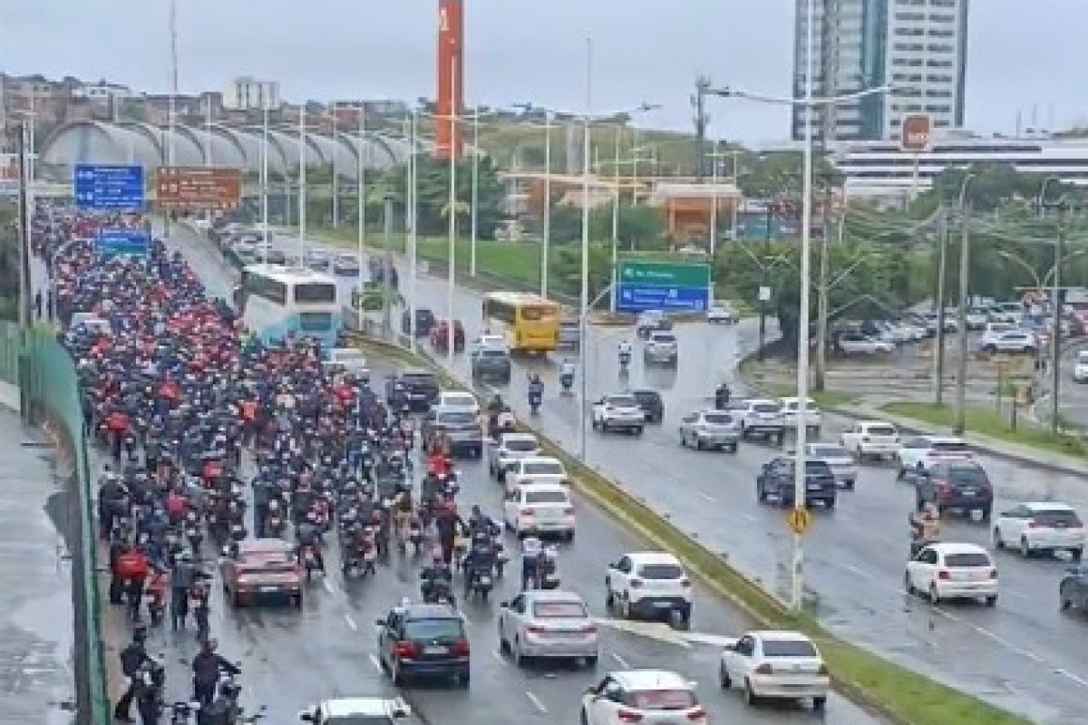 Vídeo: motoboys fazem protesto em reação à morte de colega na capital baiana