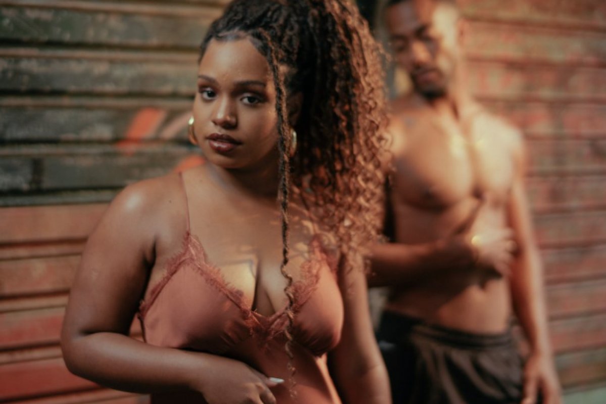 Cinara lança seu primeiro single "No Ar"