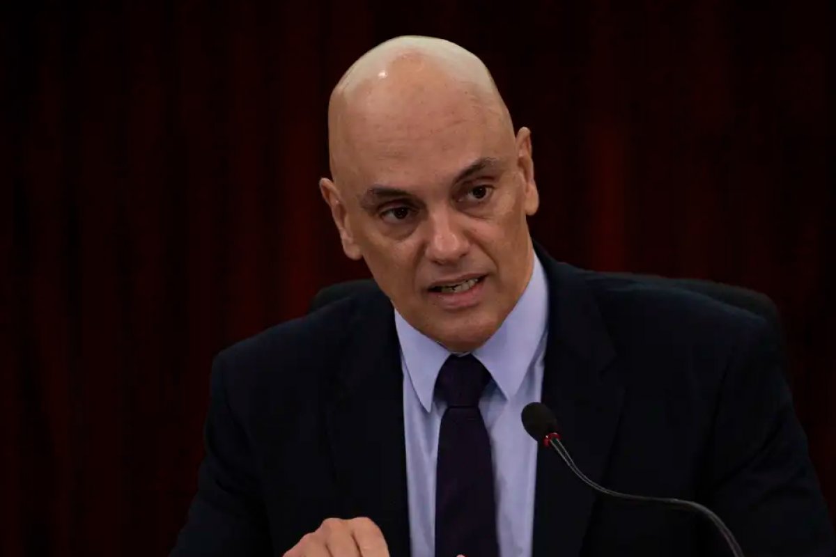 "Não devemos ser manipulados pelas redes sociais", diz Moraes após mandar bloquear X