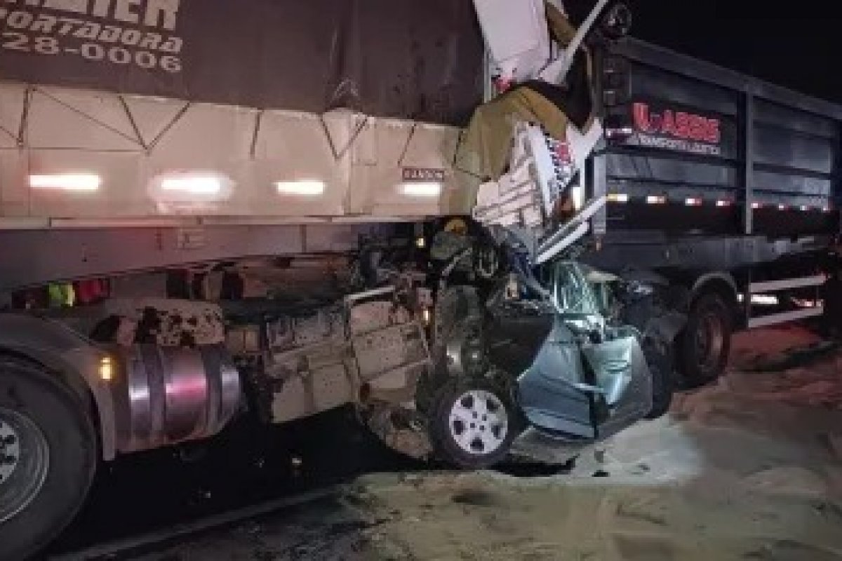 Acidente entre duas carretas e um carro no Paraná mata seis pessoas