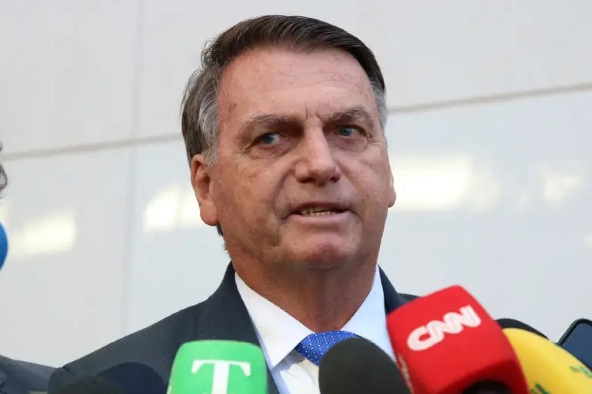 Bolsonaro associa bloqueio do X a ditadura e diz que seria preso se estivesse no Brasil no 8/1