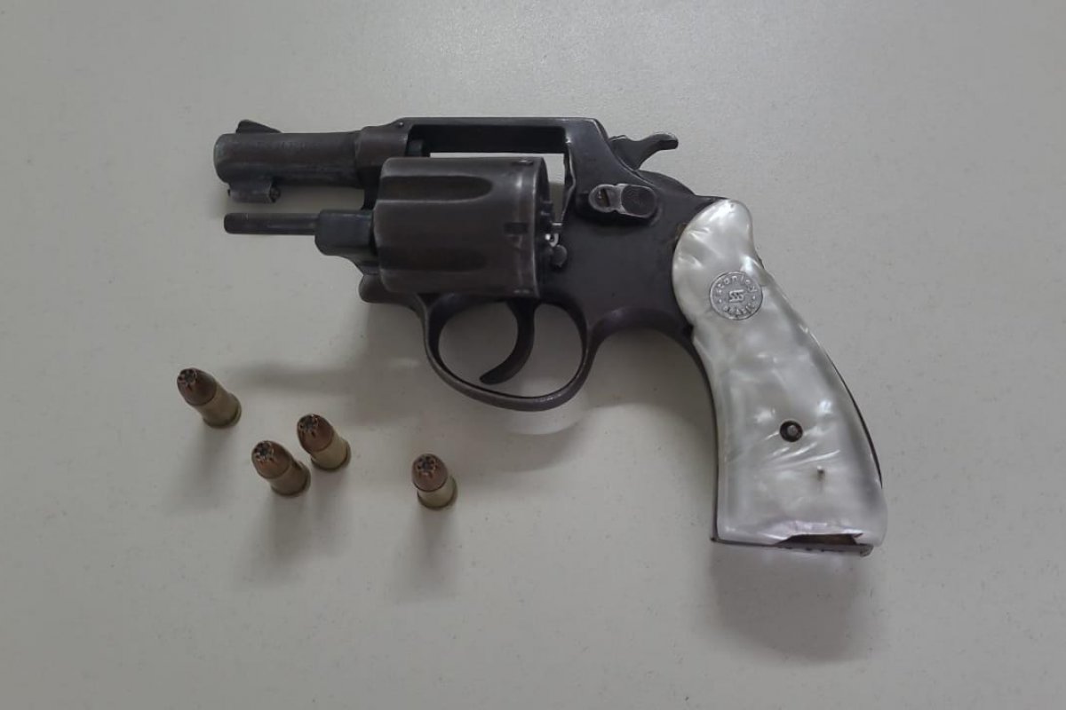 PM apreende arma de fogo em Lauro de Freitas