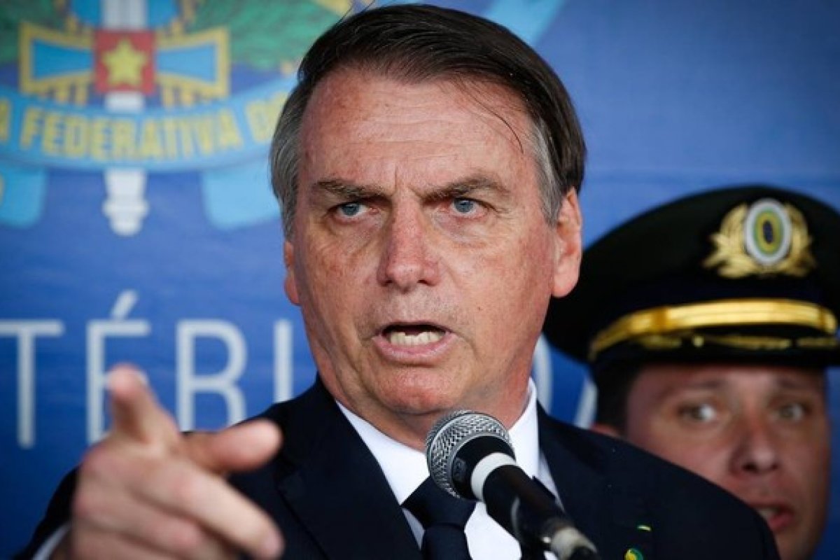 Bolsonaro manda demitir assessor de Onyx que usou avião da FAB