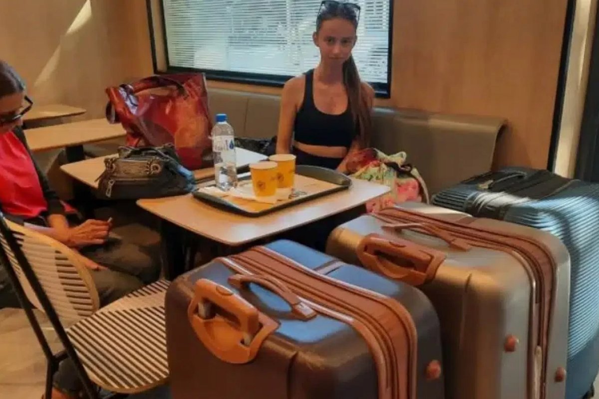 Justiça manda soltar mulher que vivia em loja do McDonald's no RJ após prisão por injúria racial