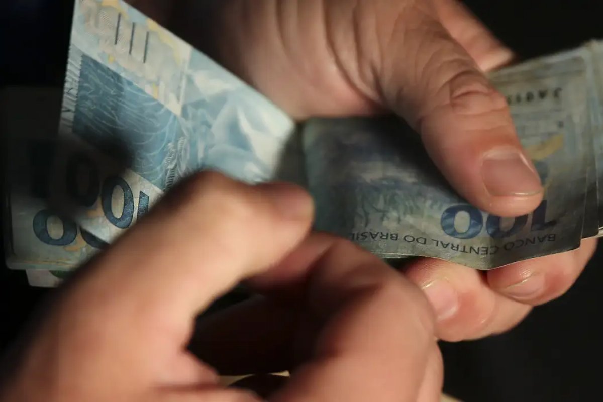 Governo prevê R$ 700 milhões de arrecadação com 'taxa das blusinhas' neste ano