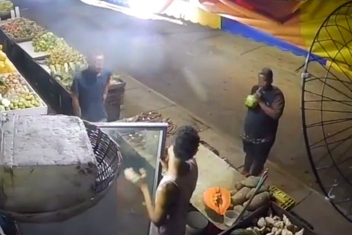 Suspeitos se passam por clientes e assaltam vendedor