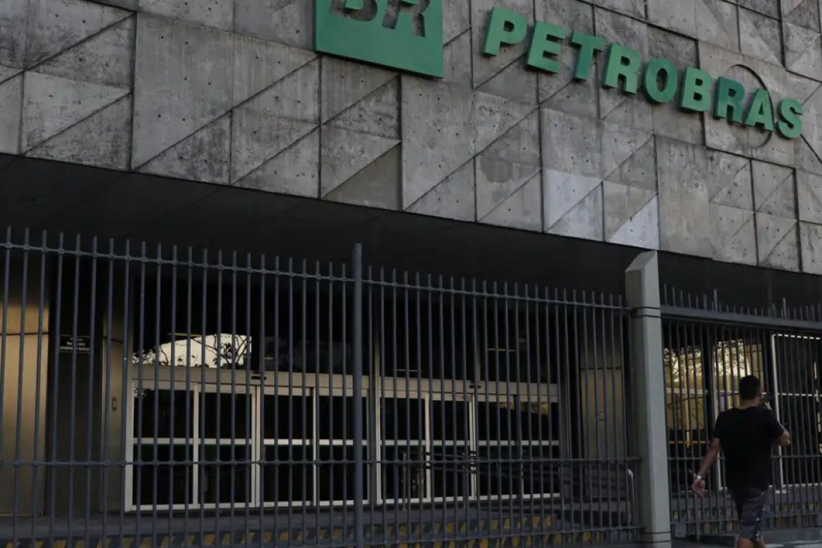 Número 3 da PF ganha cargo político em comitê da Petrobras