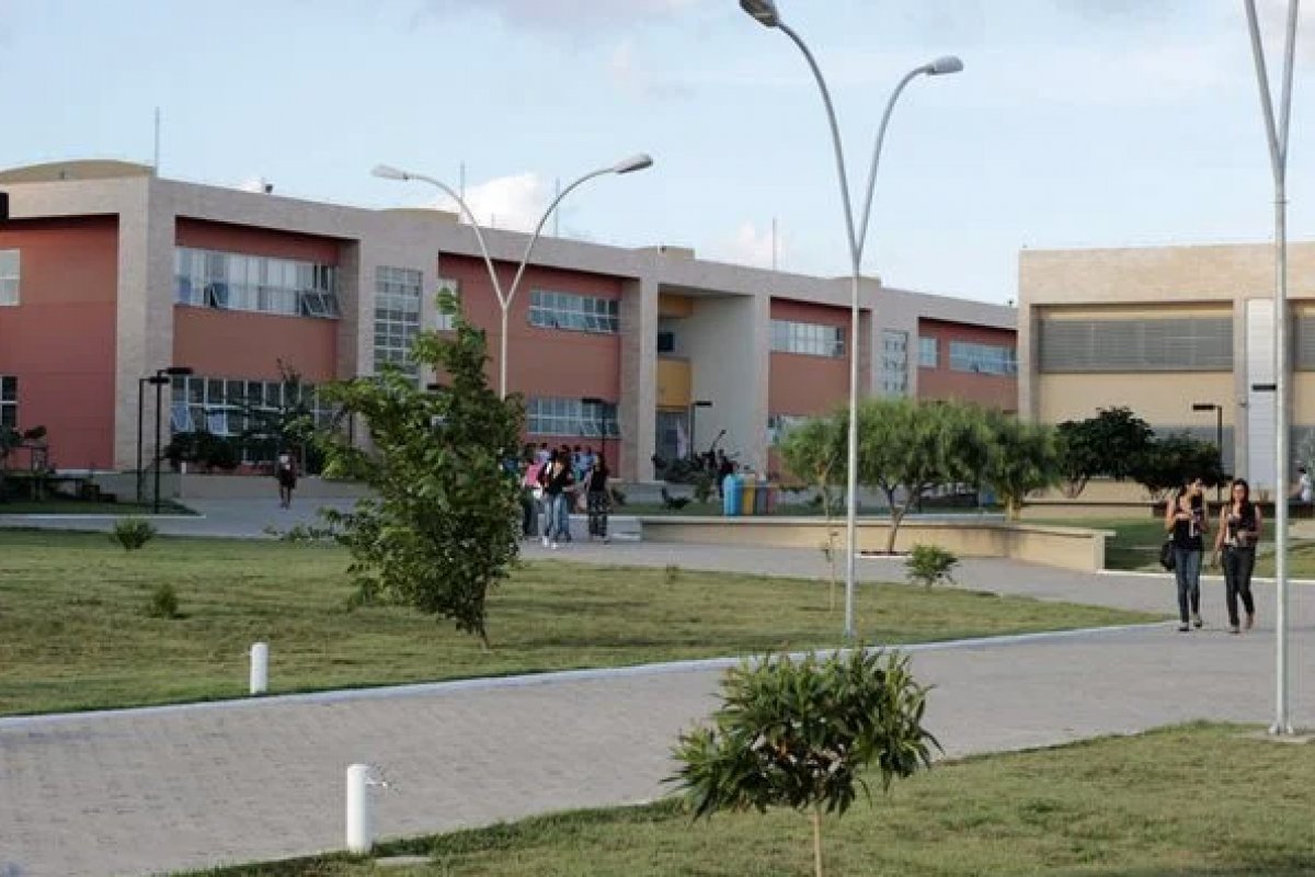 UFBA descumpre acordo com MPF e reduz vagas para Medicina de estudantes que migram do BI
