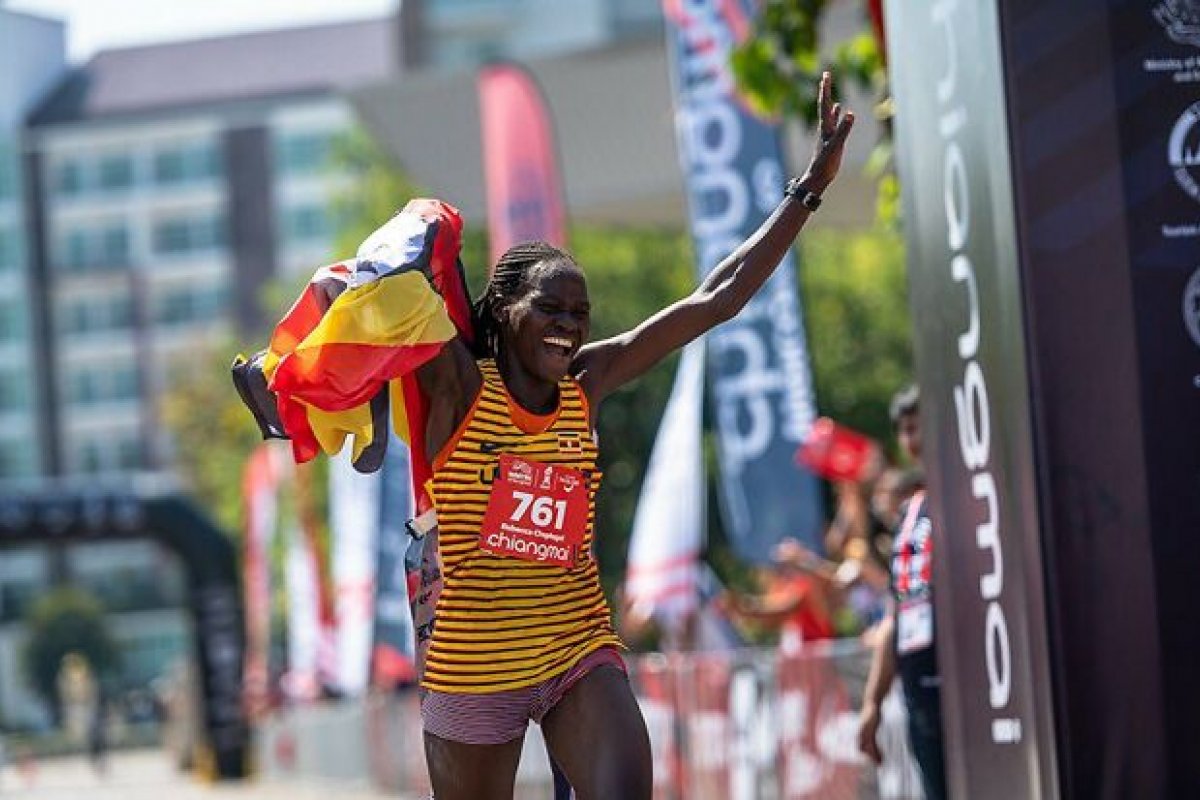 Atleta olímpica ugandesa Rebecca Cheptegei morre após ser queimada pelo ex-namorado