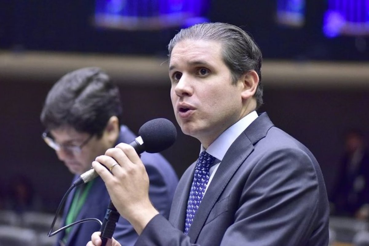 Deputado Hugo Motta enfrenta resistência de bolsonaristas para suceder Lira na Câmara, diz coluna