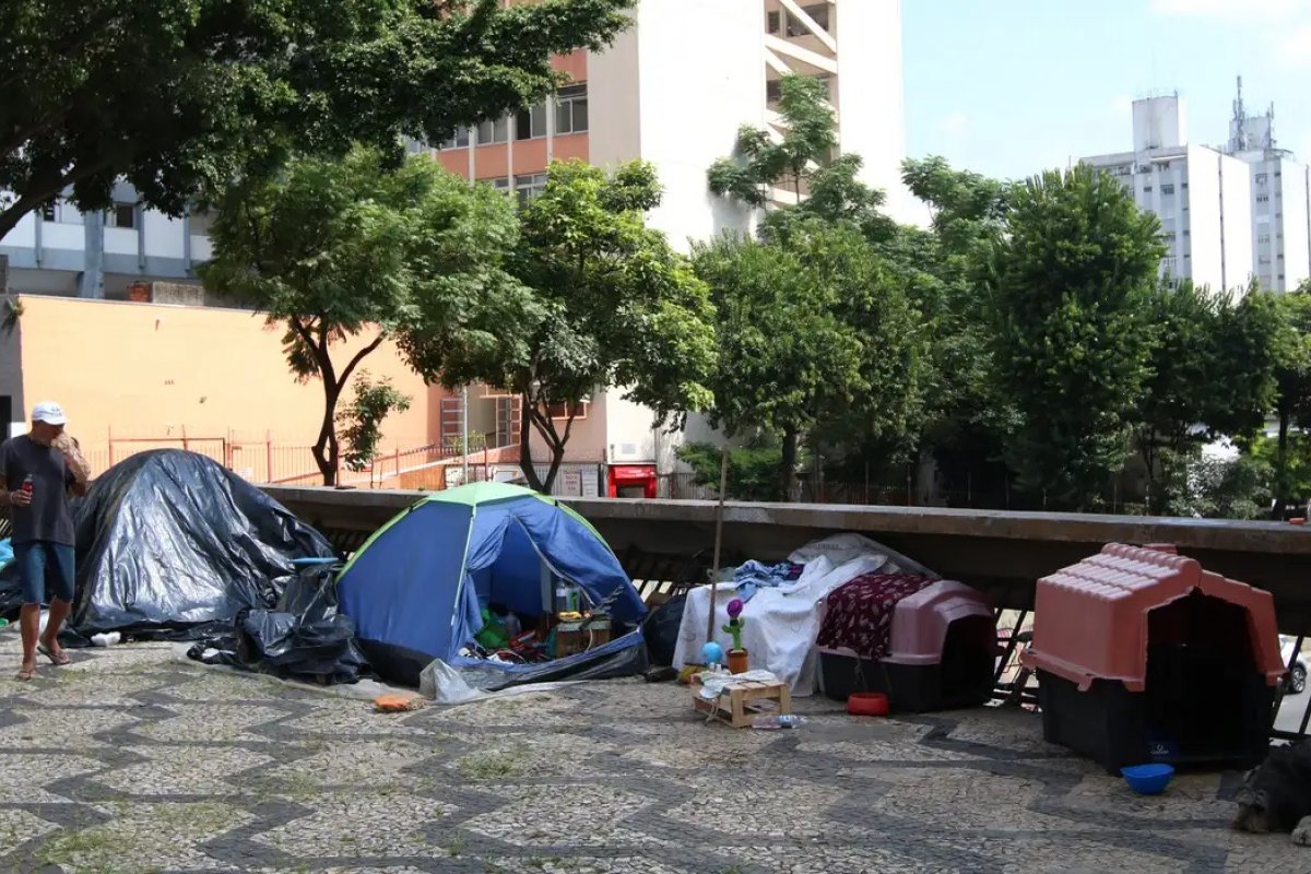 Quase 200 mil pessoas vivem em domicílios improvisados, mostra Censo