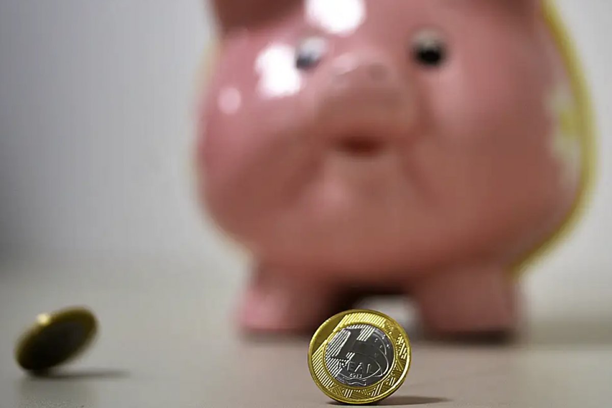 Retiradas da poupança excedem aplicações em R$ 398 milhões, em agosto