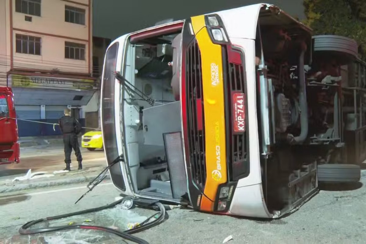 Vinte e seis pessoas ficam feridas após ônibus tombar no RJ