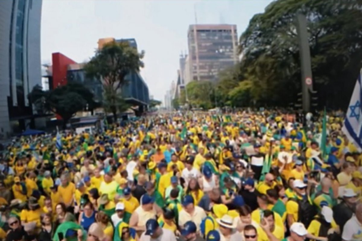 Bolsonaristas tomam parte da Paulista em protesto contra decisões de Moraes