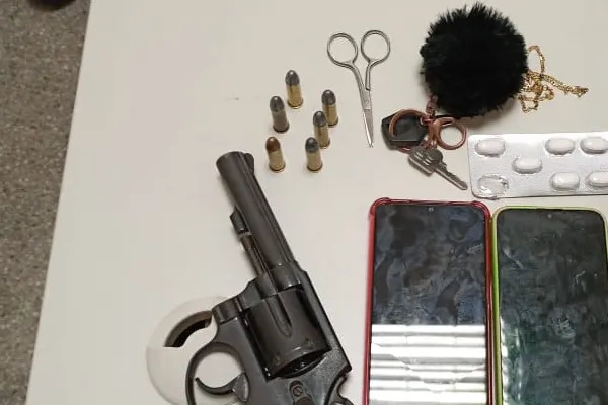 Adolescentes são detidos com revólver em Salvador