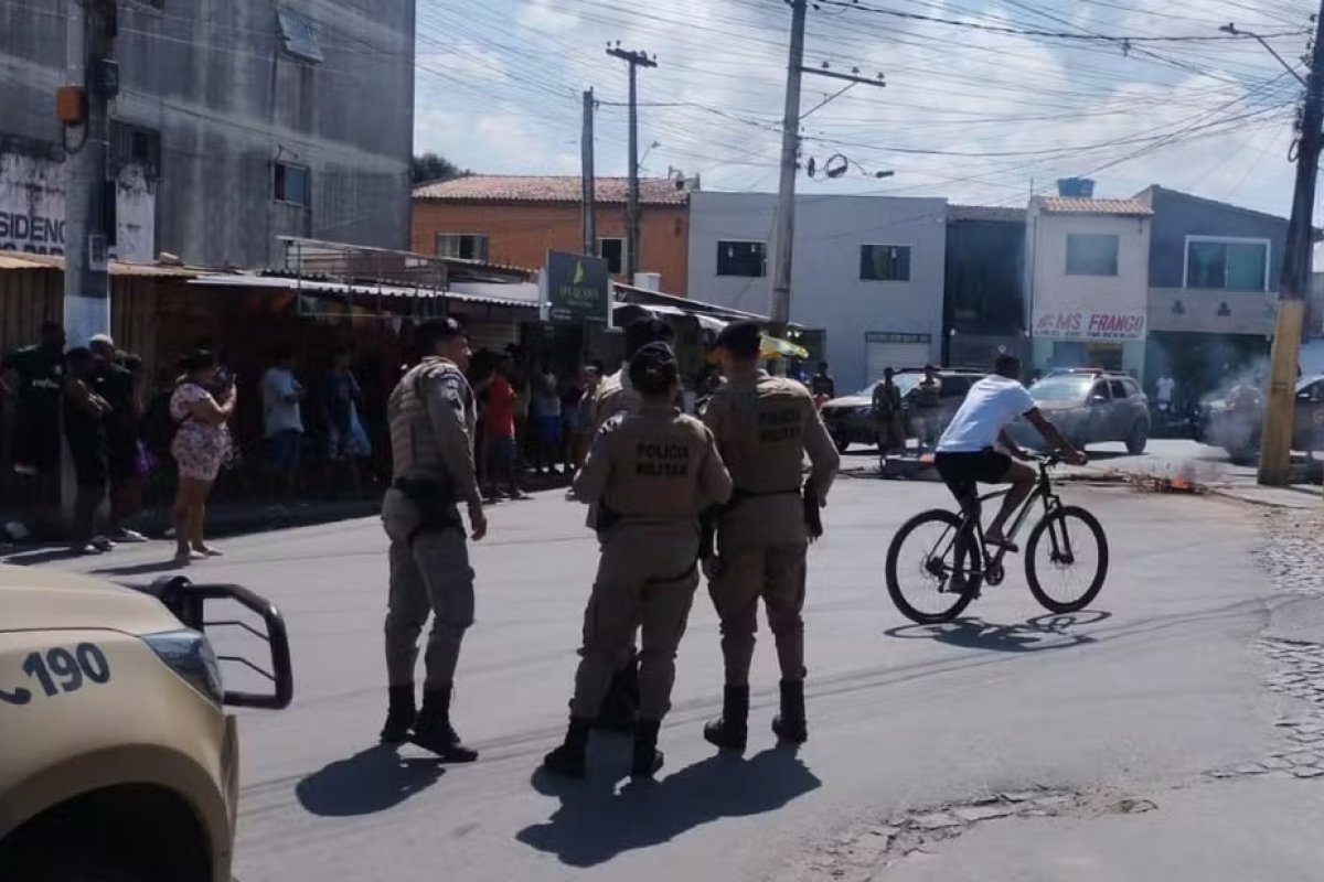 Adolescente de 14 anos é morto pela polícia após fazer 'pegadinha' de assalto com amigos na Bahia