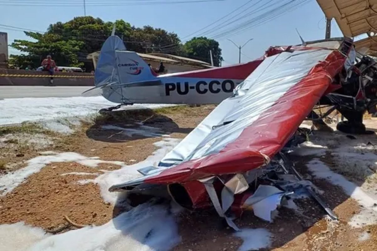 Avião de pequeno porte cai e deixa dois feridos em estado grave