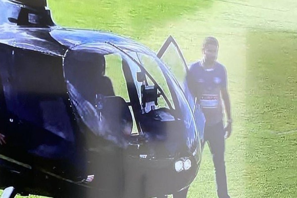 Vídeo: helicóptero pousa em campo e interrompe partida para retirar deputado baiano