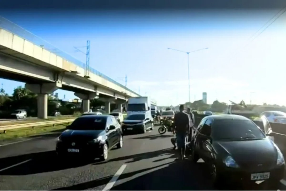 Acidente entre motocicleta e caminhão deixa feridos na BR-324