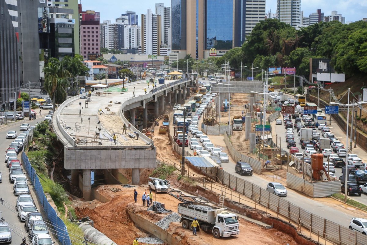Obras do BRT alteram tráfego de veículos e transporte na Av. ACM, em Salvador