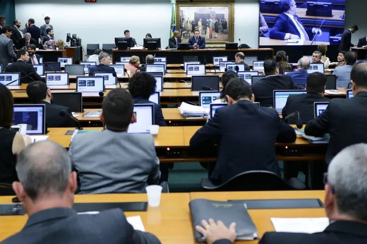 CCJ deve votar anistia a presos no 8/1 e projetos contra o STF nesta terça (10)