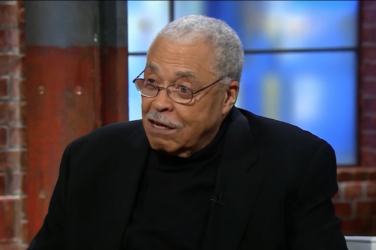 Voz do Darth Vader, ator James Earl Jones morre aos 93 anos