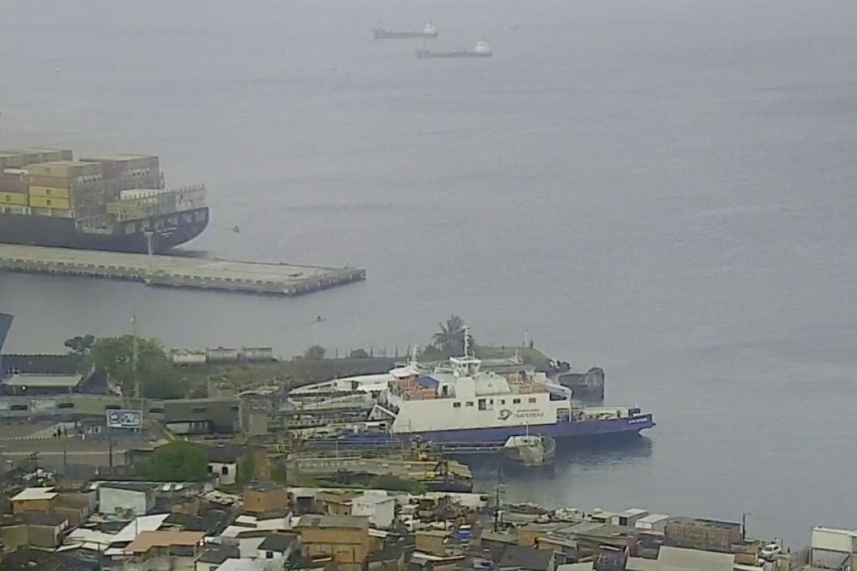 Motoristas esperam cinco horas para desembarcar em Salvador após ferry-boat não conseguir atracar