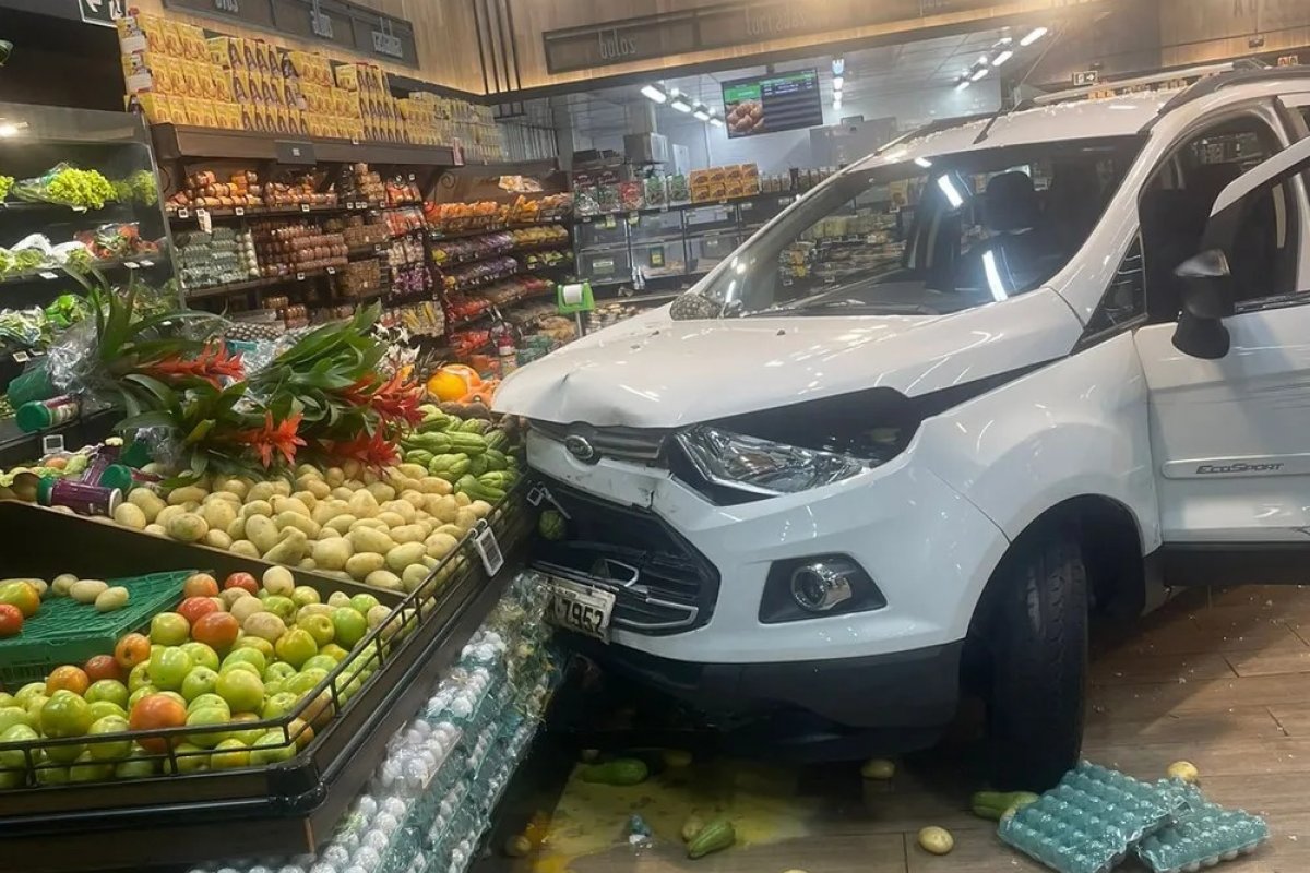 Vídeo: motorista invade supermercado com carro após ter outro veículo incendiado em Salvador