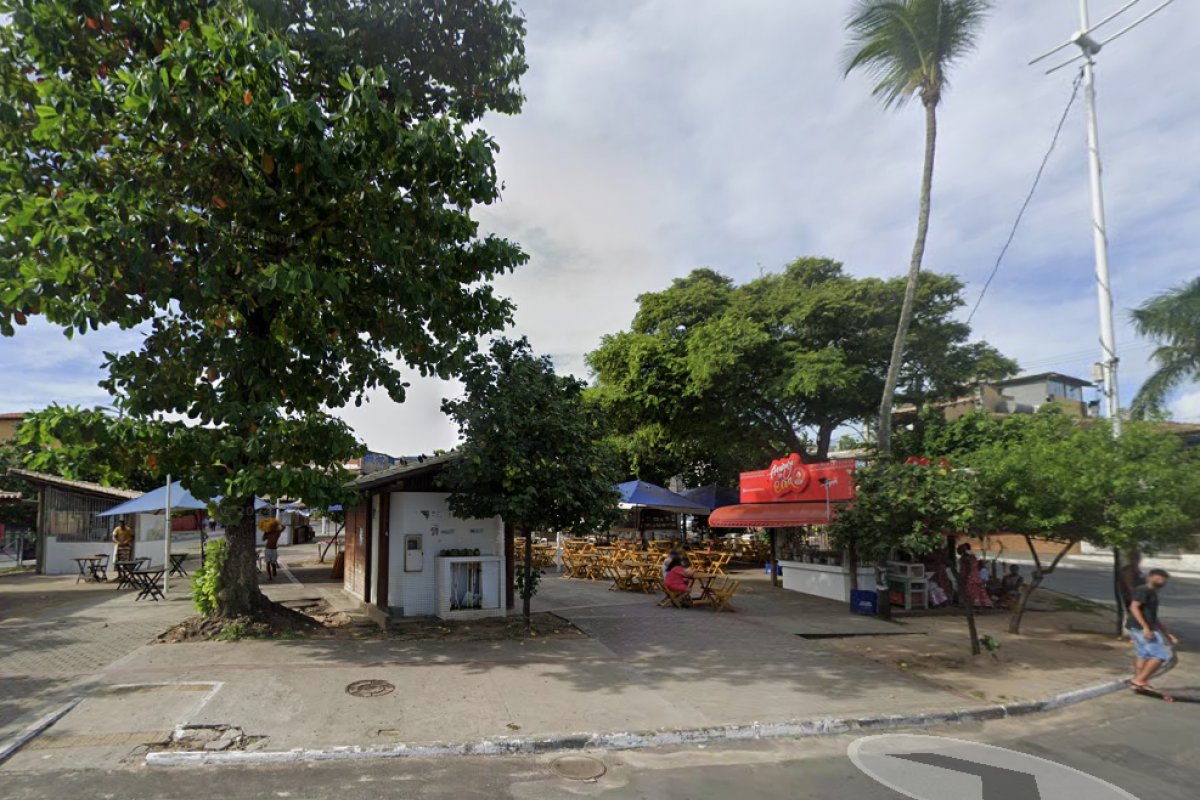 Homem suspeito de assaltar baiana de acarajé e loja é espancado em Salvador