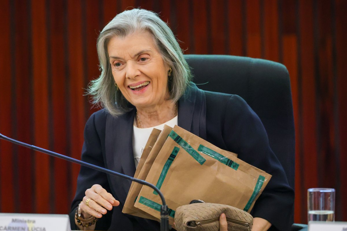 TSE lacra sistema das urnas e Cármen Lúcia diz que eleitor encontrará equipamento é 'indevassável'