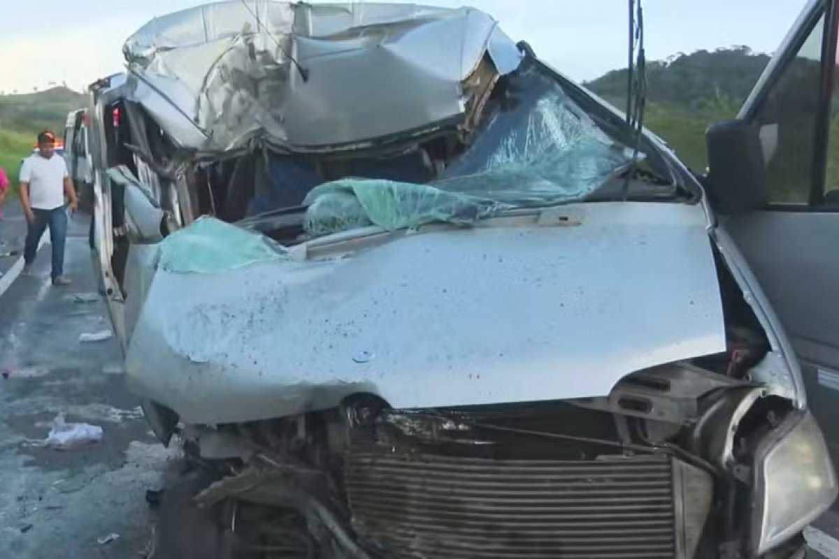Três pessoas morrem em batida entre carreta e van que transportava pacientes em tratamento, na BR-324